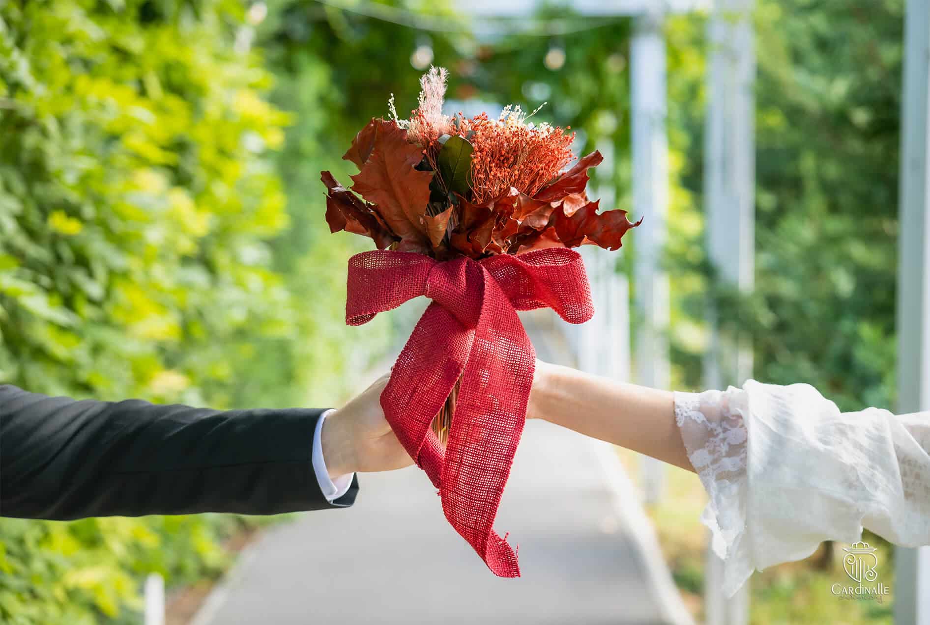 fotografie cu mainile mirilor si buchetul de nunta, ca parte a ghidul numarul de fotografii
