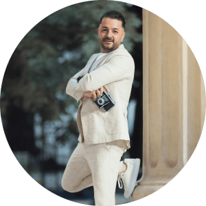 fotograf profesionist cu aparat foto si sacou