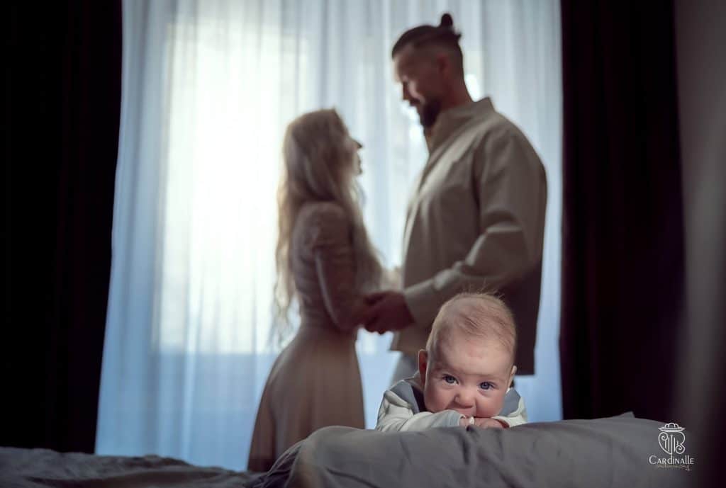 Idei pentru cele mai frumoase fotografii de botez: cadre artistice cu parintii si bebelusul